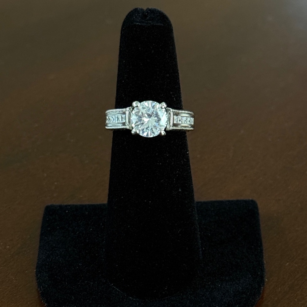 Round Cut Cubic Zirconia Women's Ring Size 6 - Picture 3 of 6